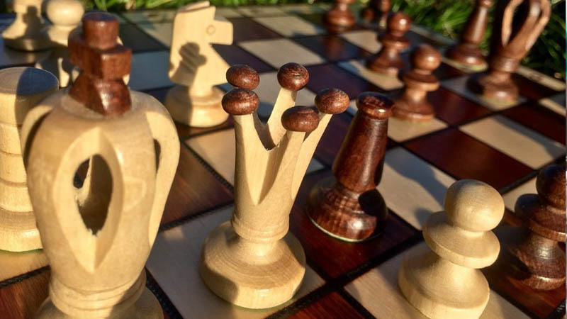تصویر مهره های شطرنج روی صفحه شطرنج