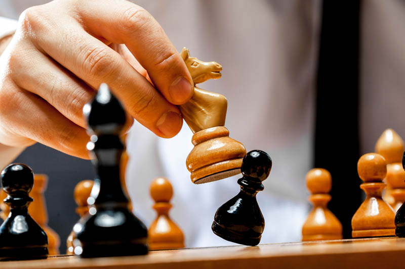 مهره اسب که مهره سرباز حریف را زد